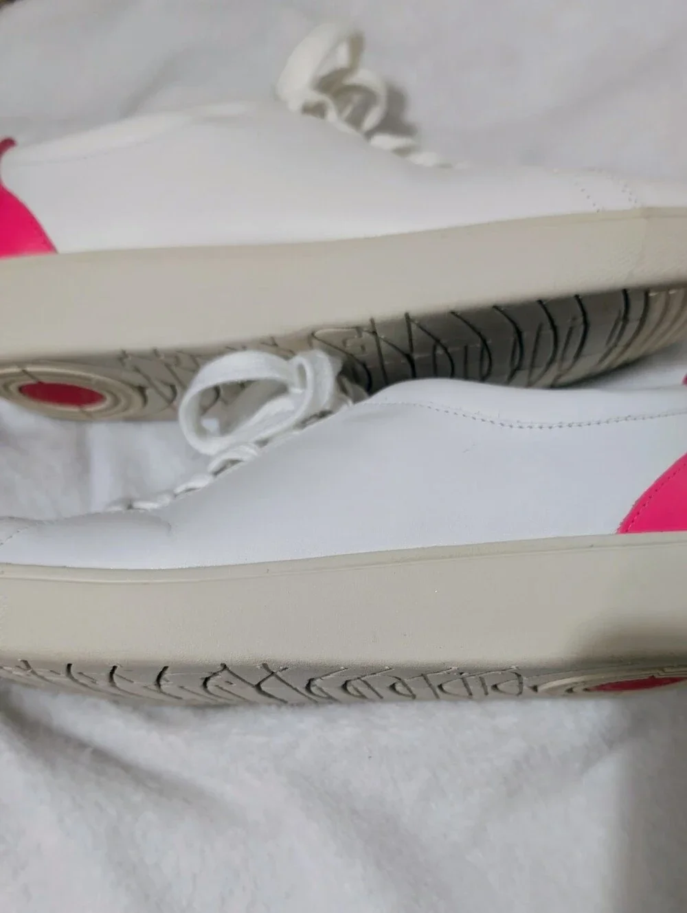 Fitflop White Leather Sneakers with Pink Accents Size 7
